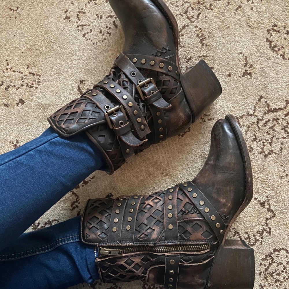 FREEBIRD BY STEVEN CHRONIC BLACK DISTRESSED BOOT